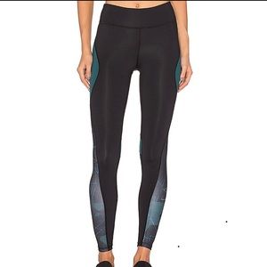 Alala Edge Ankle Tight in Camo + Black Sz S